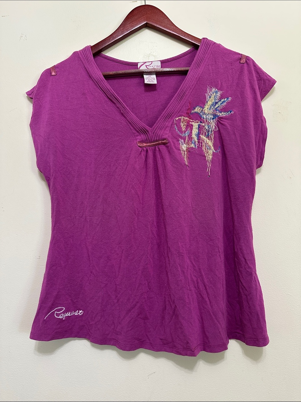 Short-Sleeve V-Neck Top in Purple with Embroidered Motif